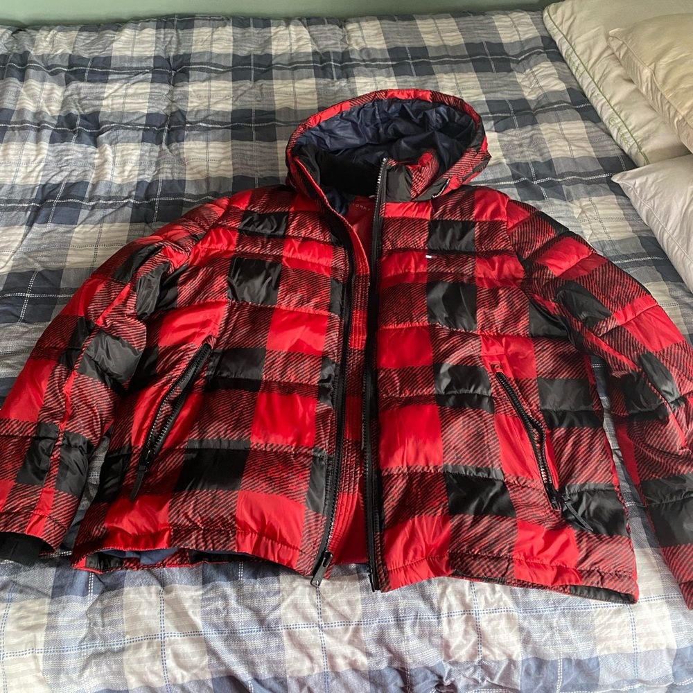 Tommy Hilfiger Men’s Size XXL Black and Red Plaid Puffer Jacket with Hood